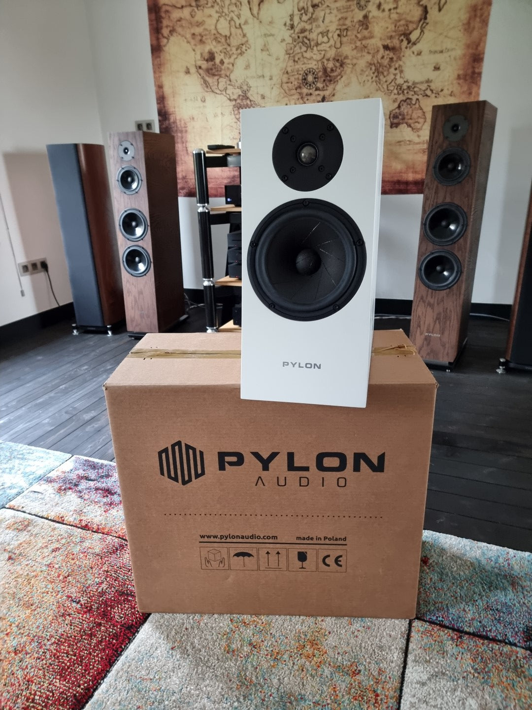 Pylon Jasper 18 Monitor Pair with stands - White Mat - Demo unit