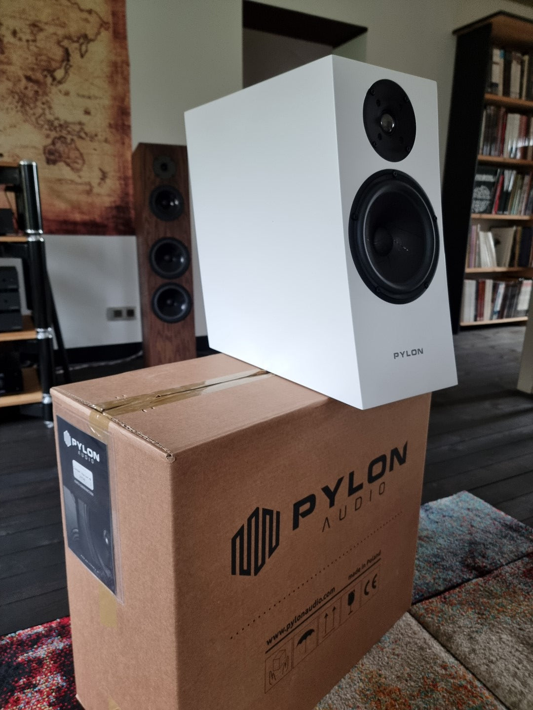 Pylon Jasper 18 Monitor Pair with stands - White Mat - Demo unit