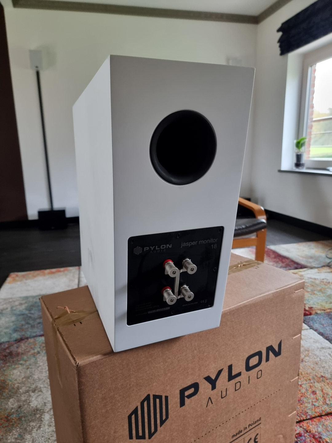 Pylon Jasper 18 Monitor Pair with stands - White Mat - Demo unit